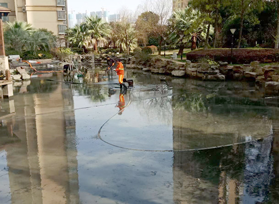 蓬莱镇景观池淤泥清理