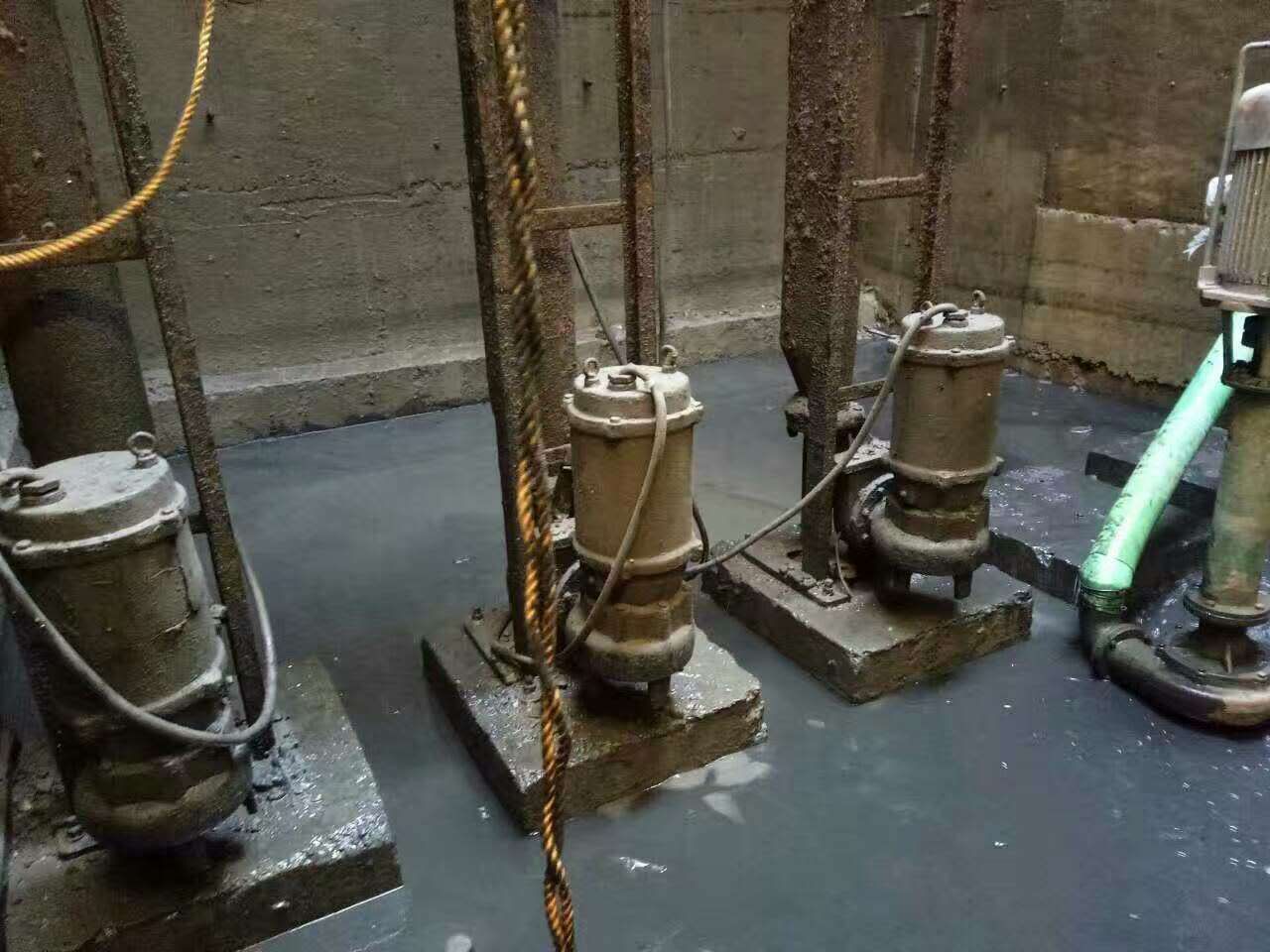 蓬莱镇污水池清理