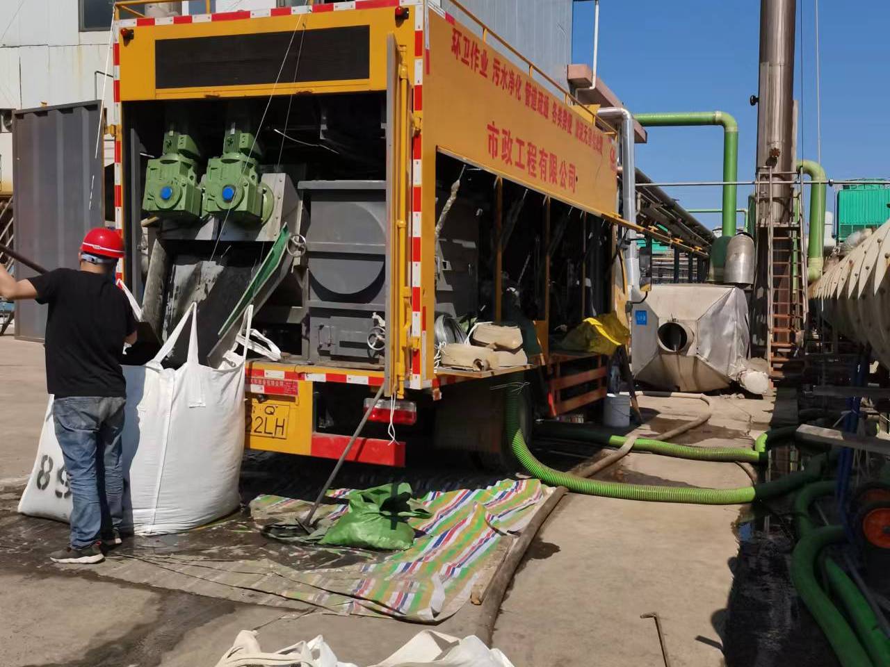 蓬莱镇淤泥压干处理