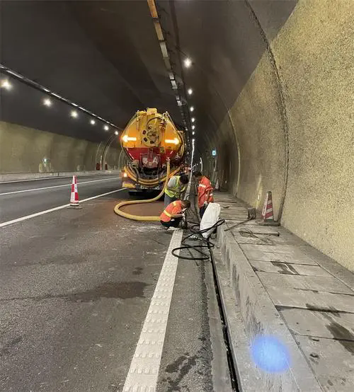 蓬莱镇隧道排水渠清淤